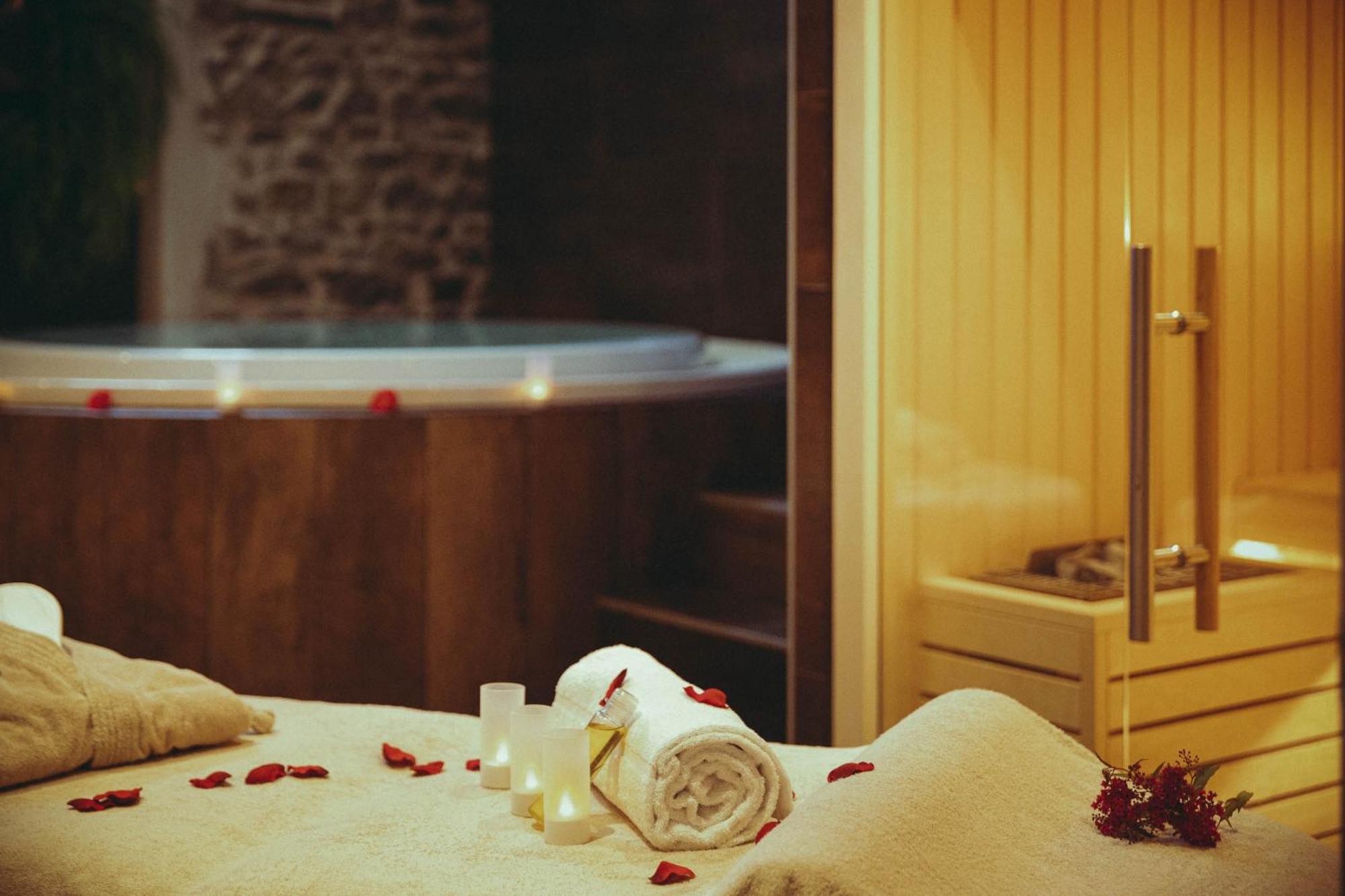 Auberge De Clochemerle, Spa Privatif & Restaurant Gastronomique Vaux-en-Beaujolais Екстер'єр фото